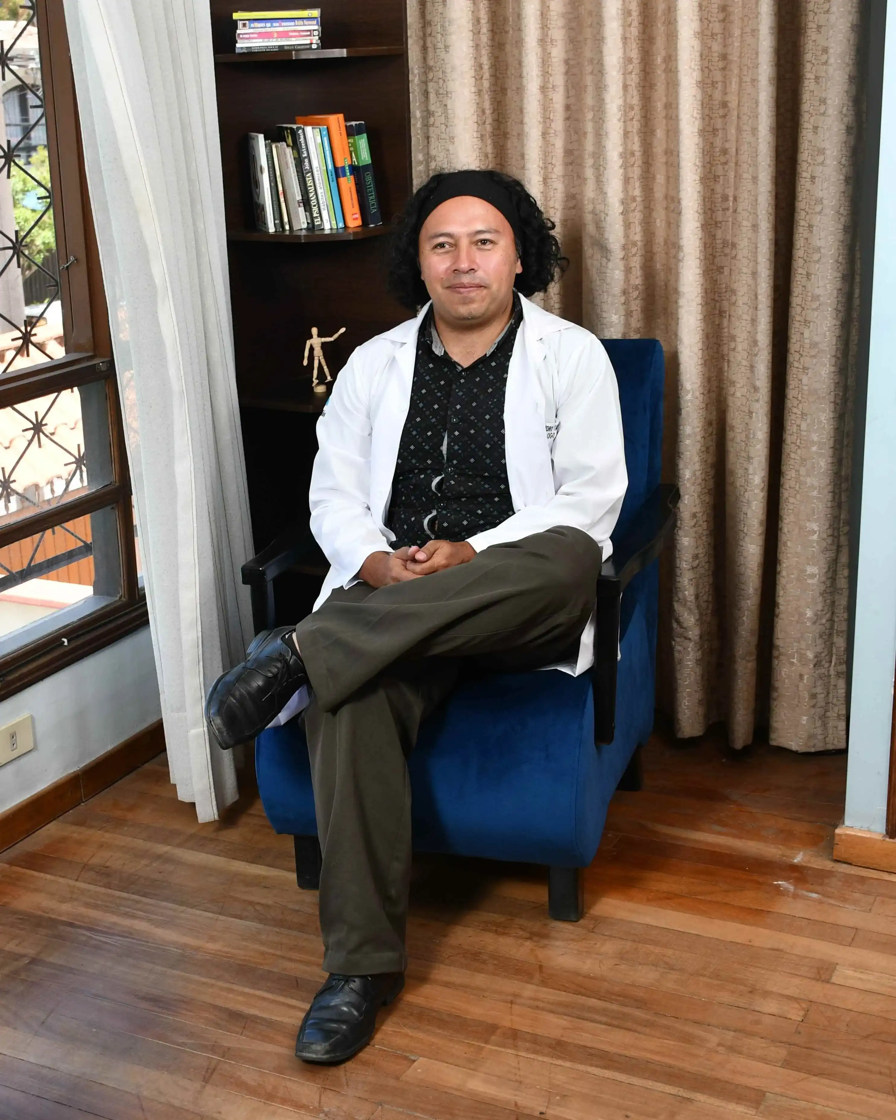 Lic. Alejandro Tames en consultorio